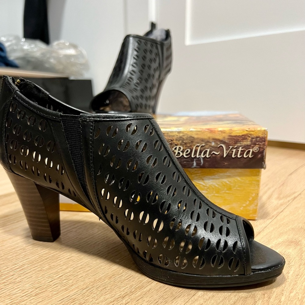Bella Vita Black Lake Sandal 7 W